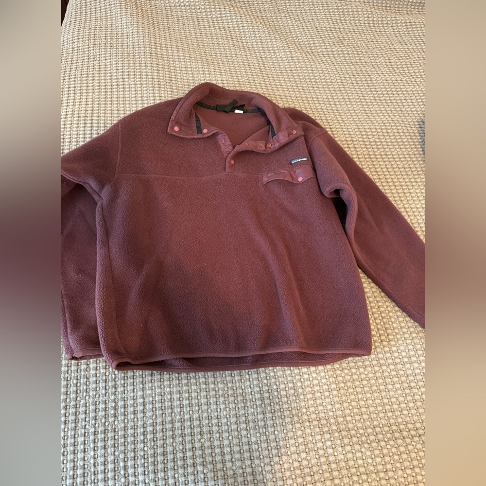 Unisex Patagonia pullover. Size large